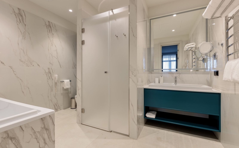 Ванная комната с тропическим и гигиеническим душем