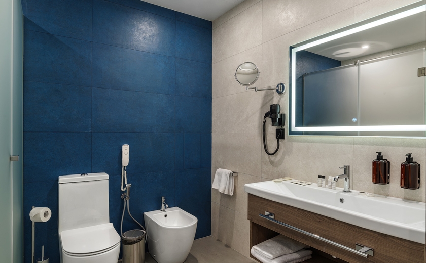 Ванная комната с тропическим и гигиеническим душем