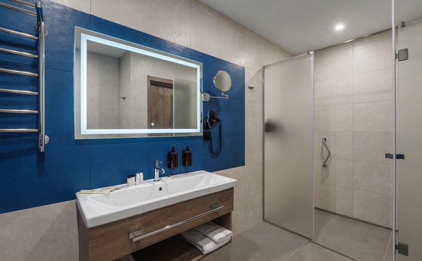 Ванная комната с тропическим и гигиеническим душем