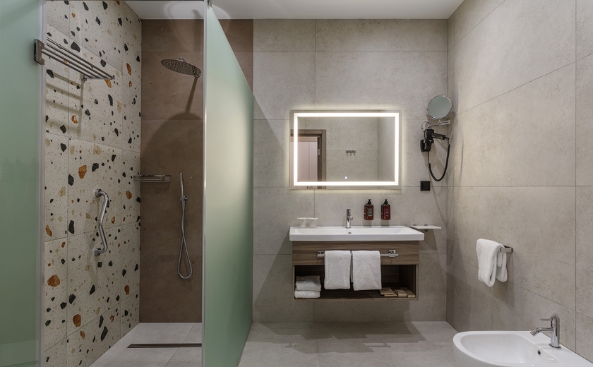 Ванная комната с тропическим и гигиеническим душем