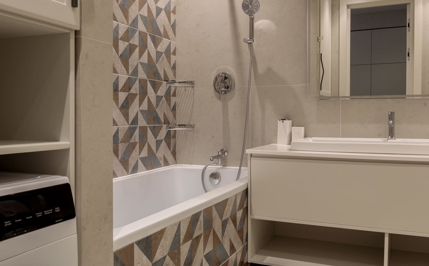 Ванная комната с тропическим и гигиеническим душем