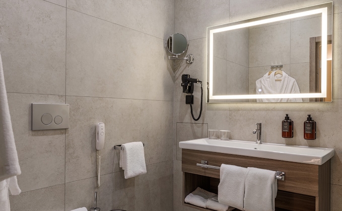 Ванная комната с тропическим и гигиеническим душем