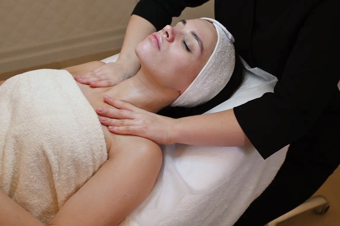 РАССЛАБЛЯЮЩИЙ МАССАЖ С АРОМАМАСЛАМИ